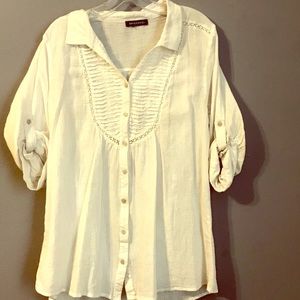 White button down blouse w/ collar & long sleeves.